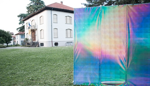 Internet, la realtà e la relazioni. E un progetto che indaga l’era digitale e i suoi cambiamenti, partendo da una “Glitch Cave”